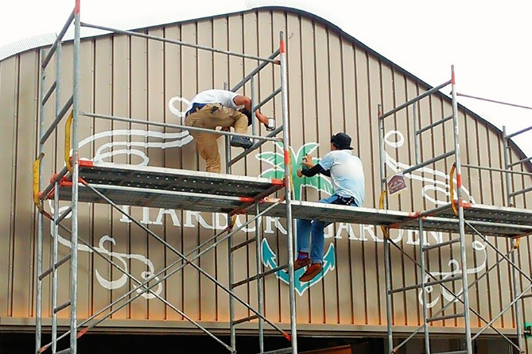 アーティスティックな塗装している男性